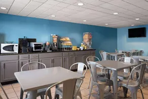 Days Inn by Wyndham Neenah - Image 5
