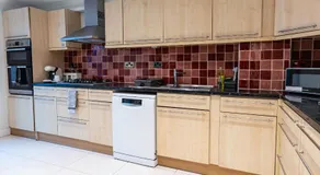 Family-Friendly 3-Bed Home Downstairs Bath & Bed Perfect Long Stays NW3 - Image 3
