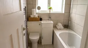 Cosy 2BR House - Space Centre - Free Parking - Image 2