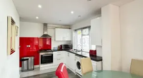 2BR Bungalow with Parking - Sunbeam Haven - Image 4