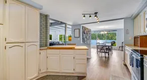 Waterfront retreat with lake views & private hot tub - Image 3