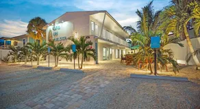 Sea Breeze - Pet Friendly, Located in Siesta Key Village, Steps to Siesta Key Beach! - Image 4