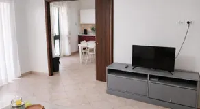 WHITE COAST APARTMENTS - Family Stays and Free Parking - Image 2