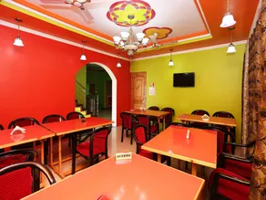 Super OYO Hotel El Classics - Image 5