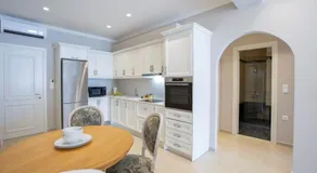 VK Luxury Suites With Private Parking - Image 3