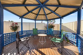 Spacious 4-Bed House with Private Garage - Image 5