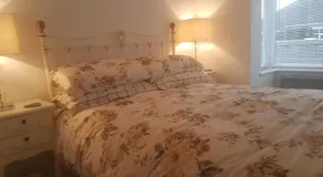 Cosy Coastal Lodge Walk to Beach Free Parking - Image 2