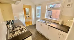 EasyRest House 2 Grantham - 6 Beds & Free Parking - Easy Location - Access to A1, Town Centre & Shops - Image 4