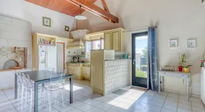 maison blanche piscine et petit déjeuner - Image 4