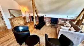 Cosy Hampshire Barn Getaway, Large garden alongside a stunning river - Fire Pit, BBQ, Outdoor seating - Country walks & Pubs - Image 2