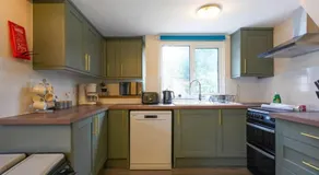 Orchard Bungalow - Sleeps 10 - Close to Town Centre - Free Parking, Pool Table, Fast Wi-Fi and Smart TV with Netflix by Yoko Property - Image 5