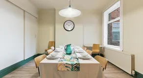 Home from Home 4 Bed - Ideal for Workers & Great for Groups, FREE Parking, Spacious, Pet Friendly Netflix - Image 5