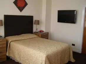 Ascot Hotel - Image 4