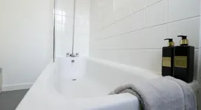 Spacious 2BR Apartment Central Colchester Near Station Fast WIFI - Image 4