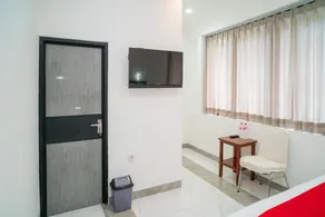 RedDoorz near Stasiun Senen - Image 2