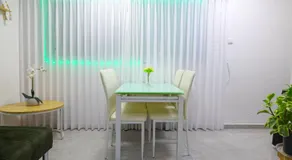 דירה יפה סגנון מודרני מרחק של 5 דקות נסיעה מהים - Image 3