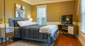 4BR/2.5BA Home boasting 2400sqft and Eat-in KTN - Image 2