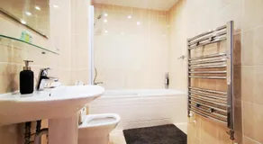 Lovely Holiday Home in Birmingham City Center 3 Bedrooms House By HF Group - Image 4