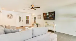 Luxury Poolside 4BR Sanctuary, Sleeps 8 - Image 2