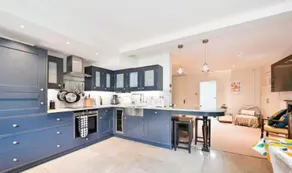 Lux High-End Chelsea Townhouse with Gym & Parking - Image 3