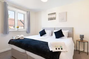 Swindon Modern Large House with Garden Sleeps 7 - Image 2