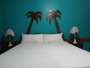 Entire 6-Bedroom Villa Free parking with Fast Wifi - Image 4