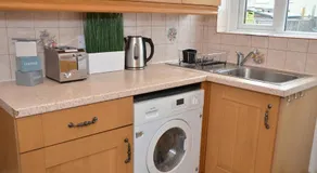 Croydon apartment with parking - Image 4