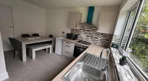 4 Bedroom House in Newcastle city centre location, Free Parking, Fast WiFi - Image 3
