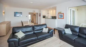 Spacious Apartment With Sea View - Image 2