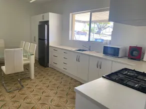 Glenelg Charmer - Metres to beach & CBD plus free parking - Image 3
