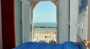 Hotel Holiday Beach - Image 2