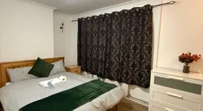 Exquisite King-sized Bedroom - Free Parking - Image 5