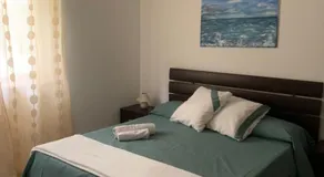 Appartement adapté aux familles avec terrasse et piscine - Image 2
