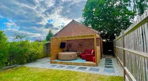 1 Bedroom home with hot tub & private garden - Image 5