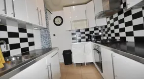 Modern 2 Bed Apartment - Image 3