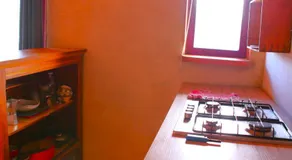 jolie chambre avec cuisine - Image 2