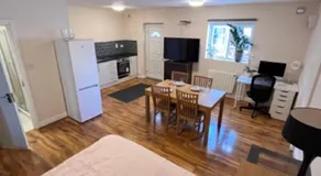 Guest House in London - Image 2