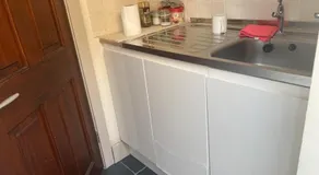 Self contain studio with room, double bed, kitchen - Image 3