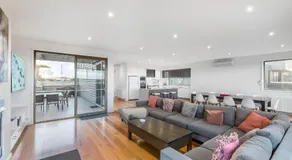 5 Bedroom House - Sleeps 11 - Golf Course Views - Free Parking - Free WIFI - Image 3