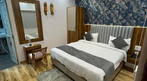 Hotel Strawberry - Image 3