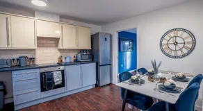 Modern 3 Bed, Ideal for Contractors, FREE PARKING - Central - Image 3