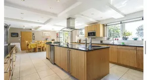 Sleeps10 18-Parking-Garden-Pool-HotTub-Balcony - Image 3