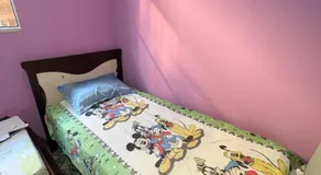 Quarto com duas camas confortáveis - Image 4