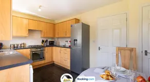 3 sovrum modernt hus med kök, vardagsrum, gratis WiFi och parkering - Image 3