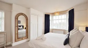 Spacious Gate 3BR City 5mins Walk Pets Welcome - Image 2
