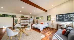 Beautiful high-set studio close to beach - Image 2