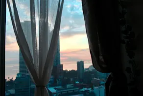 Studio moderne avec vue sur la baie de Manille et coucher de soleil - Image 4