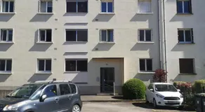 Terrasse, vue sur jardin arboré et place de parking - Image 3