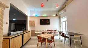 Dragon's Den Hostel - Image 4