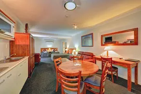 Burnett Riverside Hotel - Image 3
